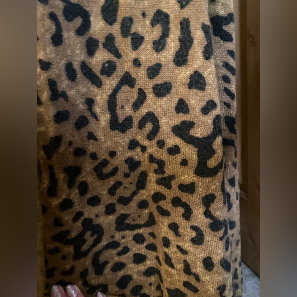 H&M| Small| Leopard print cardigan| worn once or twice| Great condition. - Picture 2 of 6